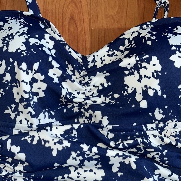 Croft and Barrow women’s one piece floral navy and white swimsuit Size 12 - Picture 4 of 8